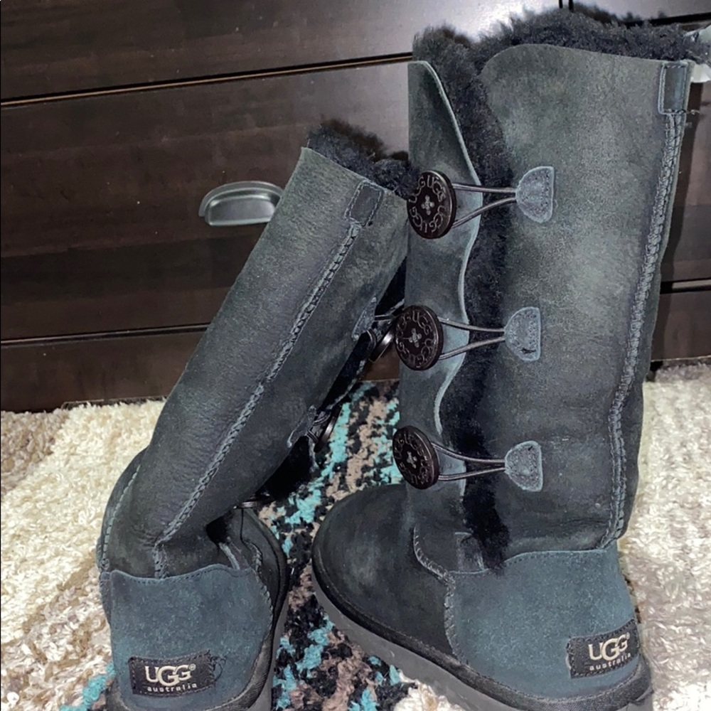 Black button up Ugg’s